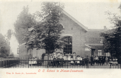 13477 Gezicht op de Openbare Lagere school te Nieuw-Loosdrecht (gemeente Loosdrecht) met een grote groep kinderen. N.B. ...